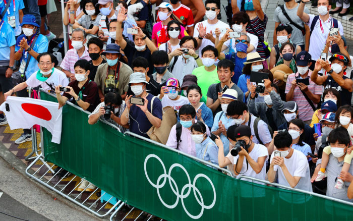 Multitudes de aficionados al triatlón de Japón desafían prohibición de espectadores en los Juegos