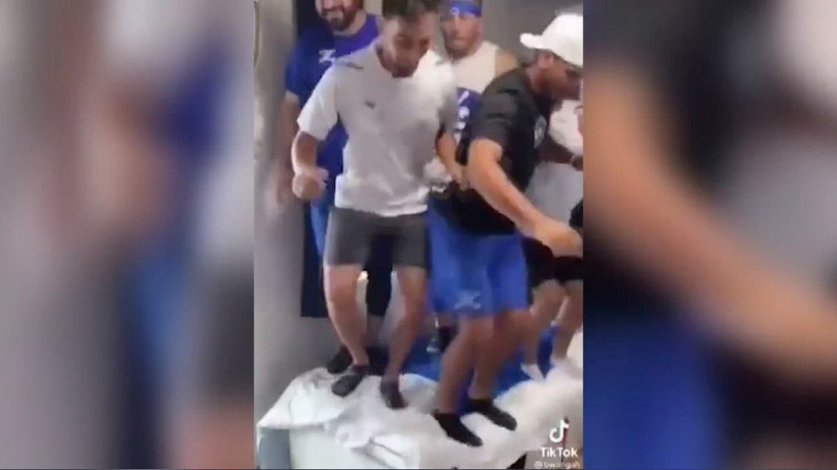 Se suben 9 atletas y ¡pum!: saltar sobre las camas reciclables, el deporte de moda en la Villa Olímpica