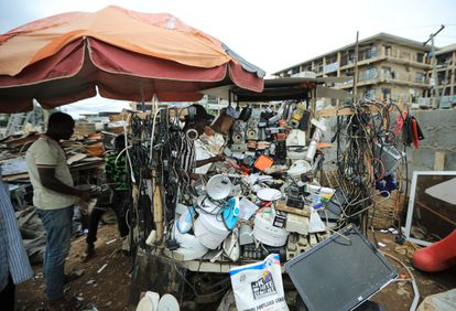 Un hombre mira artículos electrónicos a la venta en un centro de reciclaje en Abuja, Nigeria, 18 de junio de 2020