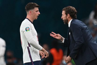 Southgate da instrucciones a Mount durante el duelo ante Dinamarca.