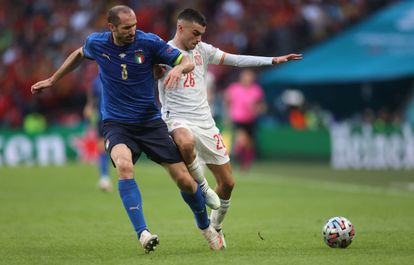 Pedro trata de llevarse el balón ante Chiellini.