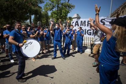 Protesta de trabajadores de Airbus Puerto Real ante el Parlamento Andaluz, este miércoles en Sevilla.