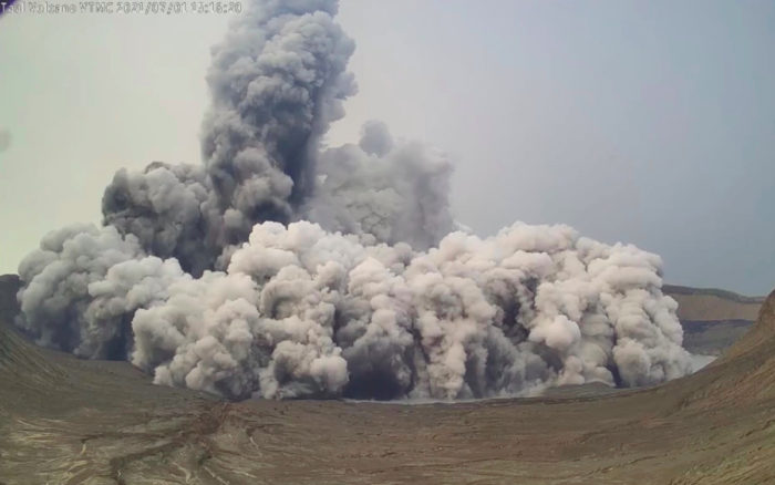 Al menos 10 niños intoxicados tras la erupción del volcán Taal en Filipinas | Video
