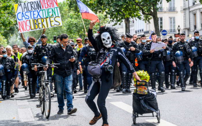 Al menos 71 detenidos tras manifestaciones contra el certificado de vacunación en Francia