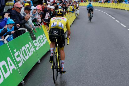 Pogacar se acerca a la meta de Tignes tras atacar en los últimos kilómetros.