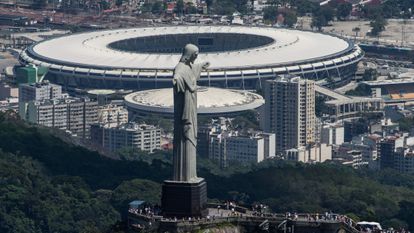 El icónico Cristo Redentor de Río de Janeiro con Maracaná de fondo.