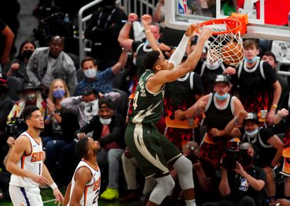 Un mate de Antetokounmpo en el tercer partido de la final entre los Bucks y los Suns.
