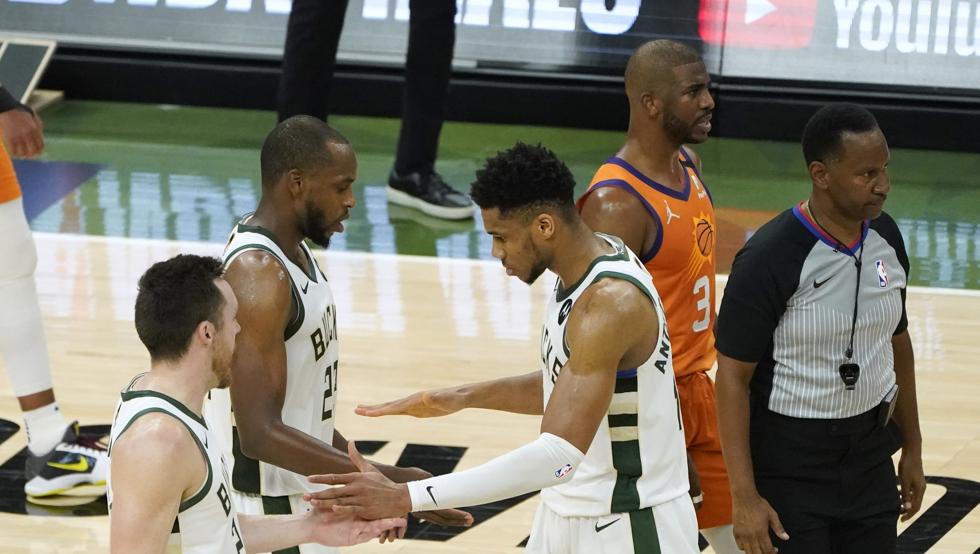 Middleton celebra con Antetokounmpo la victoria del Game 4.