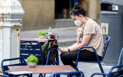 Una joven, en una terraza de San Sebastián.
