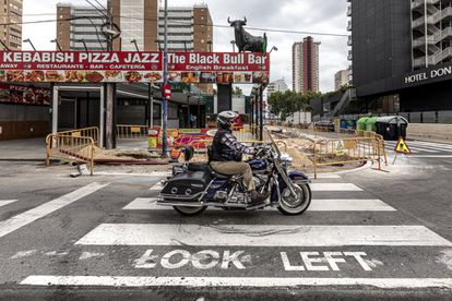 Un motociclista pasa por una calle del Racó de L'Oix, una zona de gran concentración de turistas británicos de Benidorm, el pasado junio. 