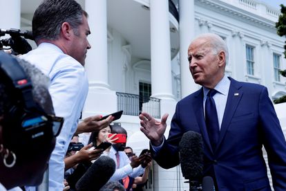 Joe Biden se dirige a los medios de comunicación.