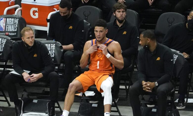 Booker descansa en el banquillo durante el Game 4 de las Finales.
