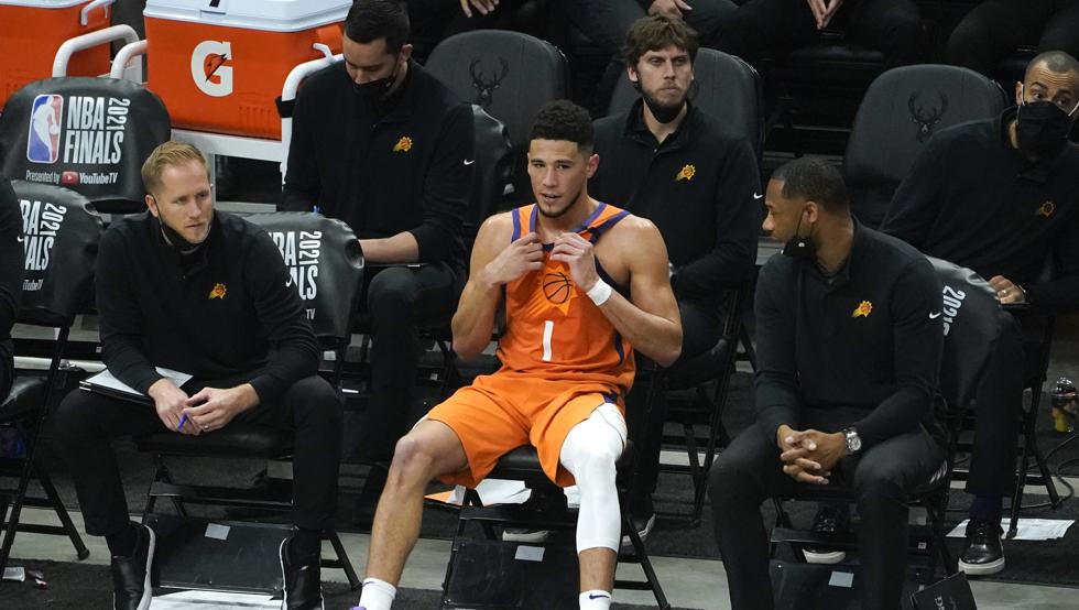 Booker descansa en el banquillo durante el Game 4 de las Finales.