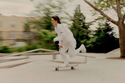 La skater olímpica del equipo nacional de EEUU, Alexis Sablone, fotografiada en el skatepark del parque Cooper en Brooklyn, NY, vestida con la equipación oficial de podio de medallas para los JJOO de Tokio.