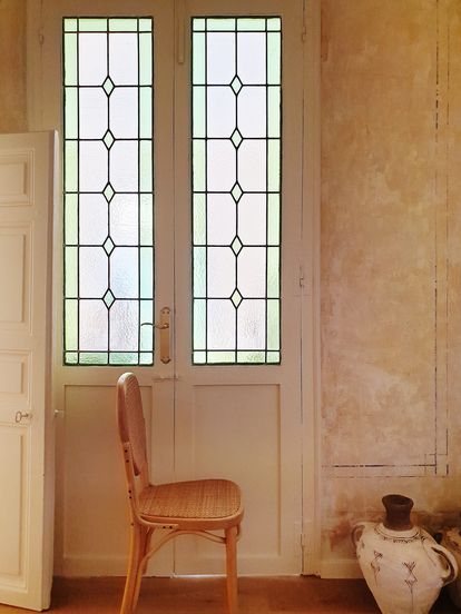 Los frescos originales de la vivienda sirven de pantalla para el cortometraje de animación 'Haircut' de Virginia Mori. 