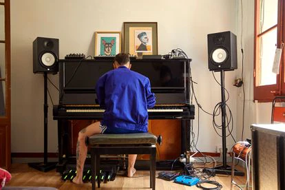 Peya grabó su último disco, 'Perifèria', con un piano de pared. “Es un instrumento elitista. No puedes hablar de periferias y poner un piano de cola en el escenario. Me interesaba darle un sonido más crudo”, dice.