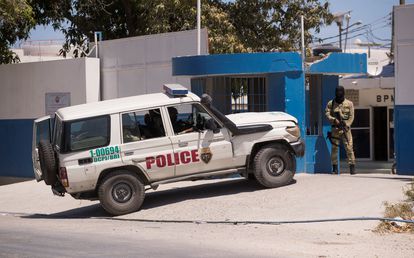 Un policía vigila el lugar en donde se encuentran detenidos los sospechosos de haber asesinado al presidente haitiano Jovenel Moïse.