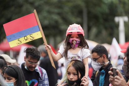 Manifestantes protestaron con la bandera de Colombia al revés durante las movilizaciones contra el Gobierno de Iván Duque.
