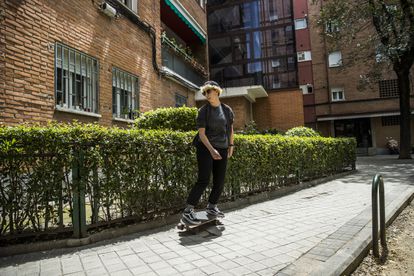 Isis S. Goberna, en el barrio de Moratalaz (Madrid), donde comparte piso. 