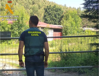 Imagen facilitada por la Guardia Civil que muestra a un agente tras la detención de tres personas relacionadas con el secuestro de un vecino de Santoña retenido en una cabaña de Rasines.