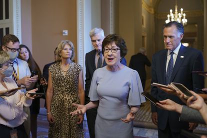 Susan Collins, Lisa Murkowski, Bill Cassidy y Mitt Romney, senadores republicanos, anuncian en el Congreso el acuerdo bipartidista.