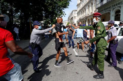 Policías arrestan a un hombre que participaba en una manifestación en una calle en La Habana el pasado domingo.