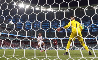 Dolberg, en el momento de marcar el segundo gol de Dinamarca.