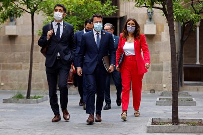 El presidente de la Generalitat, Pere Aragonès, entre su vicepresidente, Jordi Puigneró, y la consejera de la Presidencia, Laura Vilagrà, a su llegada a la reunión semanal del Gobierno catalán, este martes.