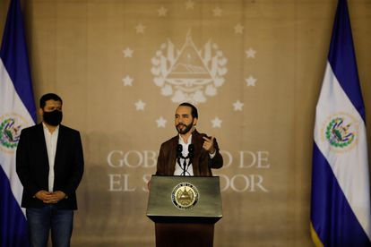 Nayib Bukele habla el 30 de septiembre de 2020 delante de su entonces ministro de Justicia y Seguridad Pública Rogelio Rivas.