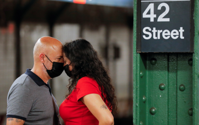 EU se retracta y recomienda a personas vacunadas usar cubrebocas