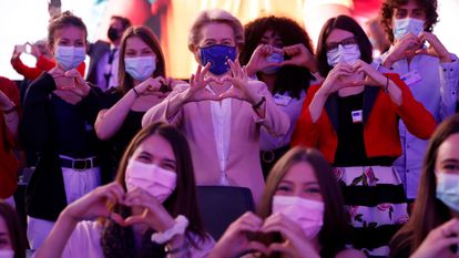 La presidenta de la Comisión Europea, Ursula von der Leyen, junto a un grupo de estudiantes de Erasmus durante una ceremonia del Día de Europa.