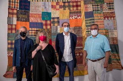 José Luis Pérez Pont, director del Centre del Carme, Maribel Doménech y Emilio Martínez, comisarios de la exposición, y Tino Villora, el pasado viernes en la exposición.