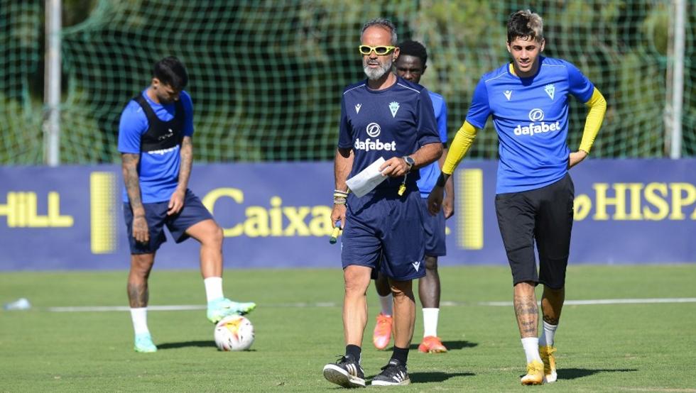 Álvaro Cervera, técnico del Cádiz, en un entrenamiento de la presente pretemporada
