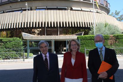 Los miembros del PP que recurrieron ante el Tribunal Constitucional la ley del aborto de 2010. De izquierda a derecha, Luis Peral, exsenador; Lourdes Méndez, ahora diputada por Vox; y José Eugenio Azpiroz, exdiputado, frente a la fachada del tribunal el pasado junio.