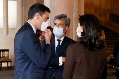 El presidente del Gobierno, Pedro Sánchez (izquierda) conversa con el presidente del CGPJ, Carlos Lesmes, y la ministra de Justicia, Pilar Llop, antes del acto de homenaje de Estado a las víctimas de la pandemia celebrado este jueves en la Plaza la Armería del Palacio Real, en Madrid.