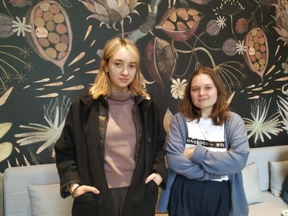 Nastya Yakubovskaya y Ekaterina Moroco, periodistas del diario estudiantil Doxa, el pasado junio en Moscú.