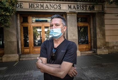 Xavier Mas-Masiá, ante la entrada del colegio de los maristas de Valencia, donde denuncia haber sufrido abusos.
