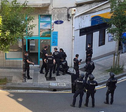 Momento de la detención por la Ertzaintza en San Sebastián del presunto autor del asesinato de su cuñada en Murchante (Navarra).