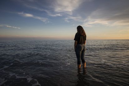 Una niña moja sus pies en la playa de Motril (Granada).