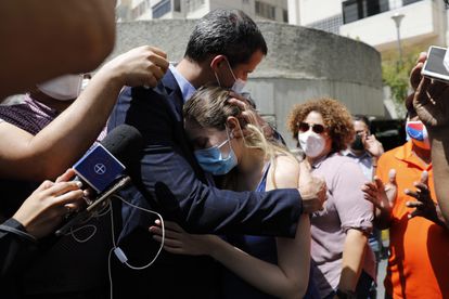 El líder opositor venezolano Juan Guaidó abraza a su esposa en Caracas este lunes, después de que fuerzas especiales de la policía irrumpieran en su casa.