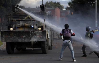 Manifestantes se enfrentan a la policía como parte de las protestas contra el Gobierno de Iván Duque, en Bogotá, el 29 de junio.