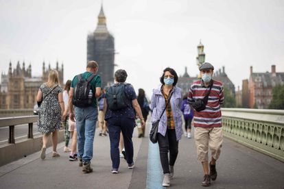 Varias personas caminan por el Puente de Westminster de Londres este lunes.