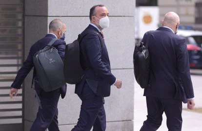 Francisco Martínez, ex secretario de Estado de Seguridad (centro), a su llegada este lunes a la Audiencia Nacional para declarar como imputado en el 'caso Kitchen'.