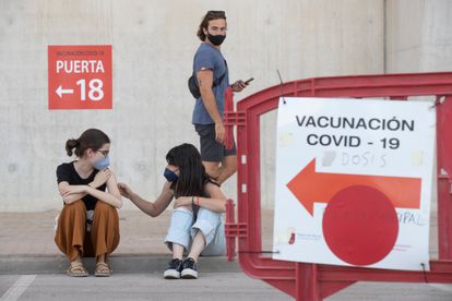 Dos estudiantes de Erasmus este martes tras vacunarse contra la covid-19 en el Estadio Nueva Condomina de Murcia.