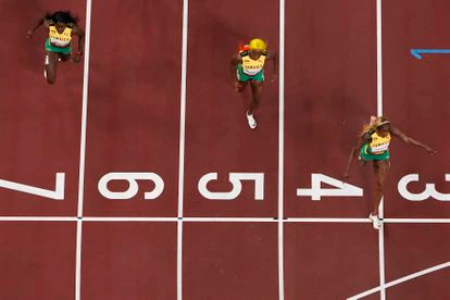 Las tres jamaicanas cruzan la meta en la final de los 100m esta tarde en el Estadio Olímpico de Tokio.