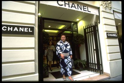 Grande y bien vestido: un luchador de Sumo sale de una boutique de Chanel en París en 1995.