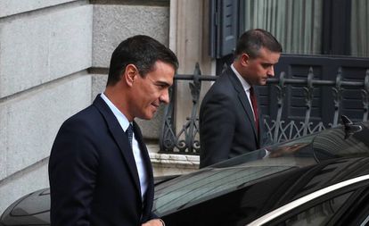 Pedro Sánchez abandona el Congreso con Iván Redondo en 2019.