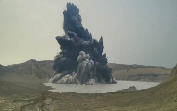Evacúan a miles de personas por la erupción del volcán Taal, el segundo más activo de Filipinas | Video