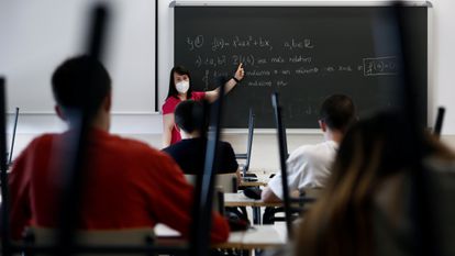 Una profesora imparte una clase de matemáticas en un Instituto de Educación Secundaria.