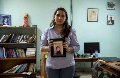 Josefina Dávila sostiene una fotografía de su hermana, Tamara Dávila, detenida por el régimen de Daniel Ortega.